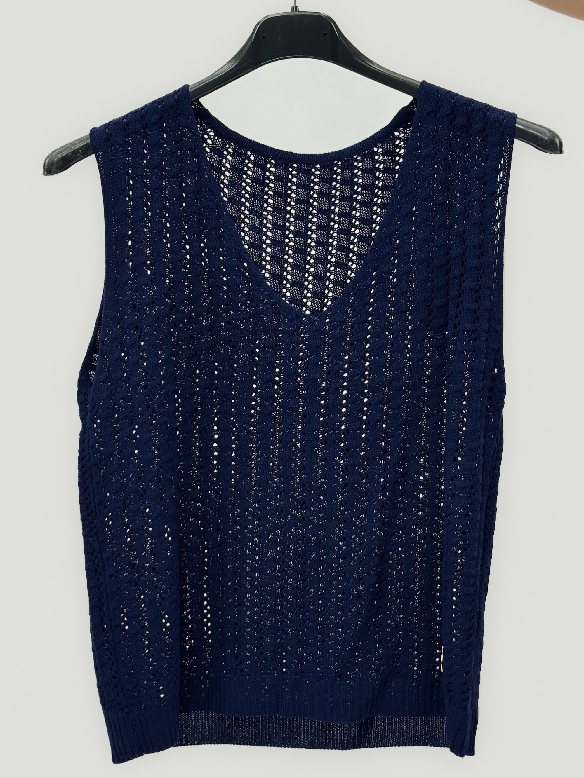 Top Traforato Smanicato – Leggero, Fresco e Super Femminile