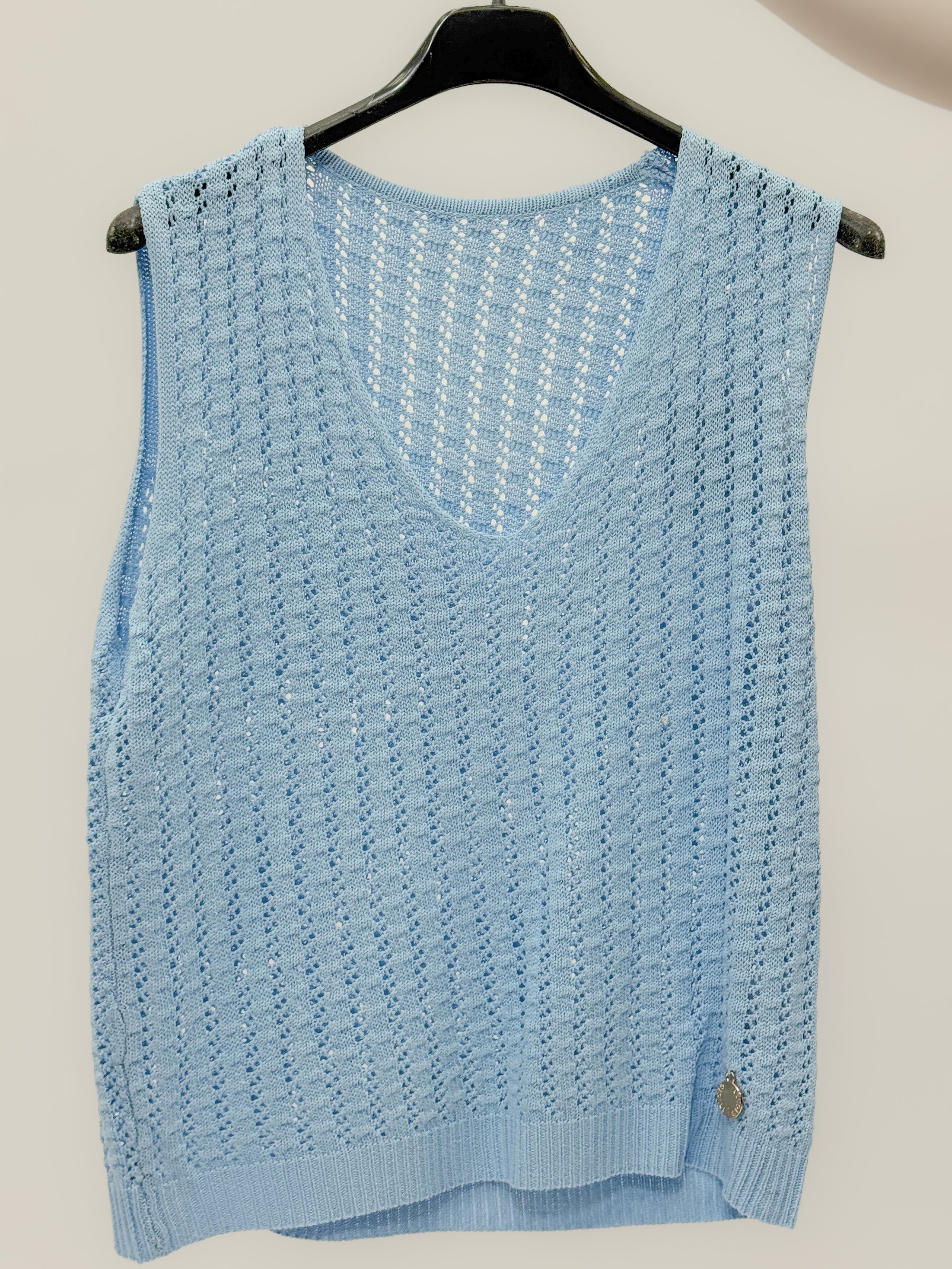 Top Traforato Smanicato – Leggero, Fresco e Super Femminile