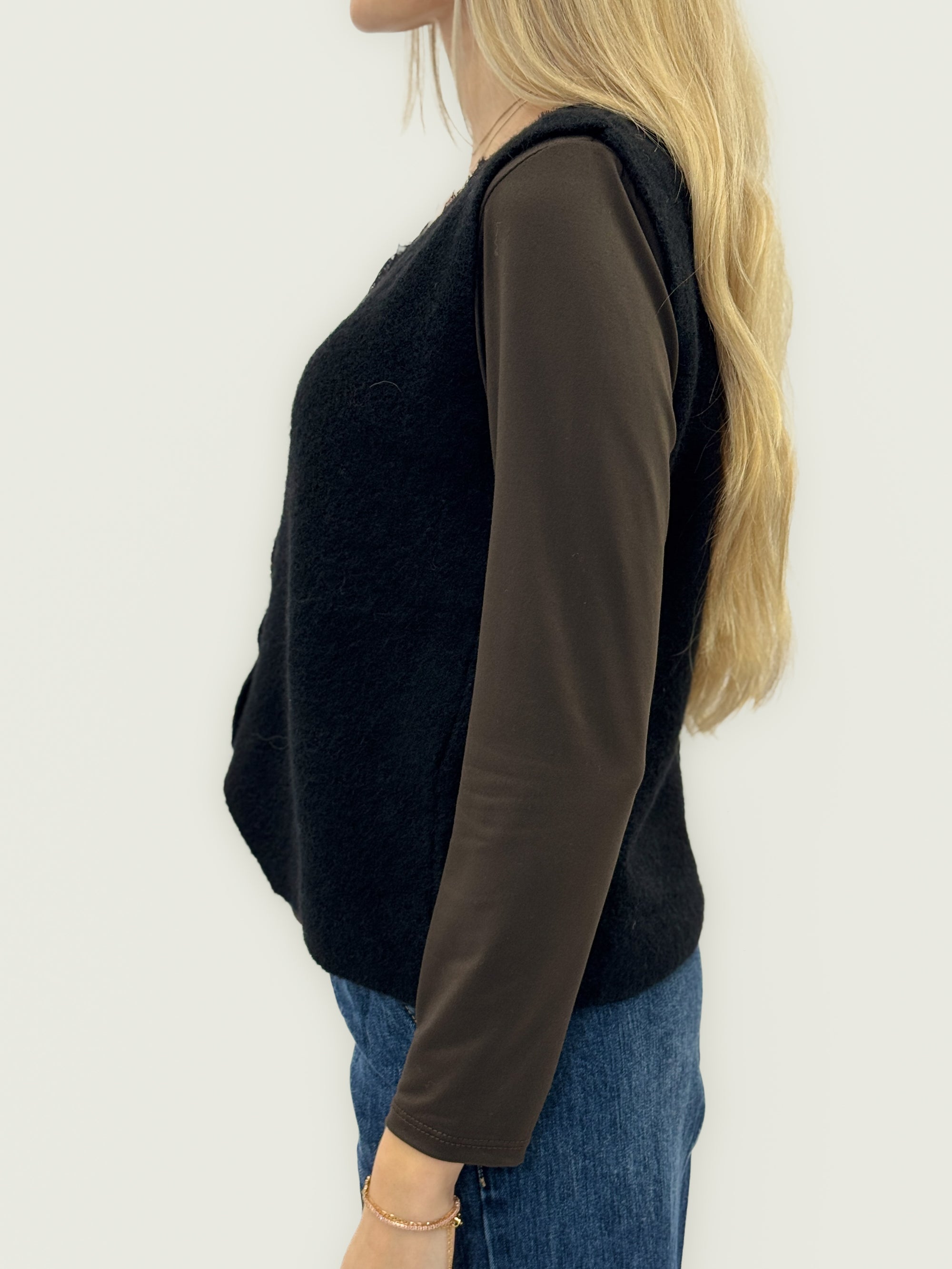 Gilet misto lana con bottoni gioiello – Eleganza e stile senza tempo