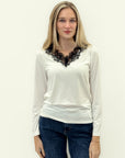 Maglia con pizzo sullo scollo – Eleganza senza tempo