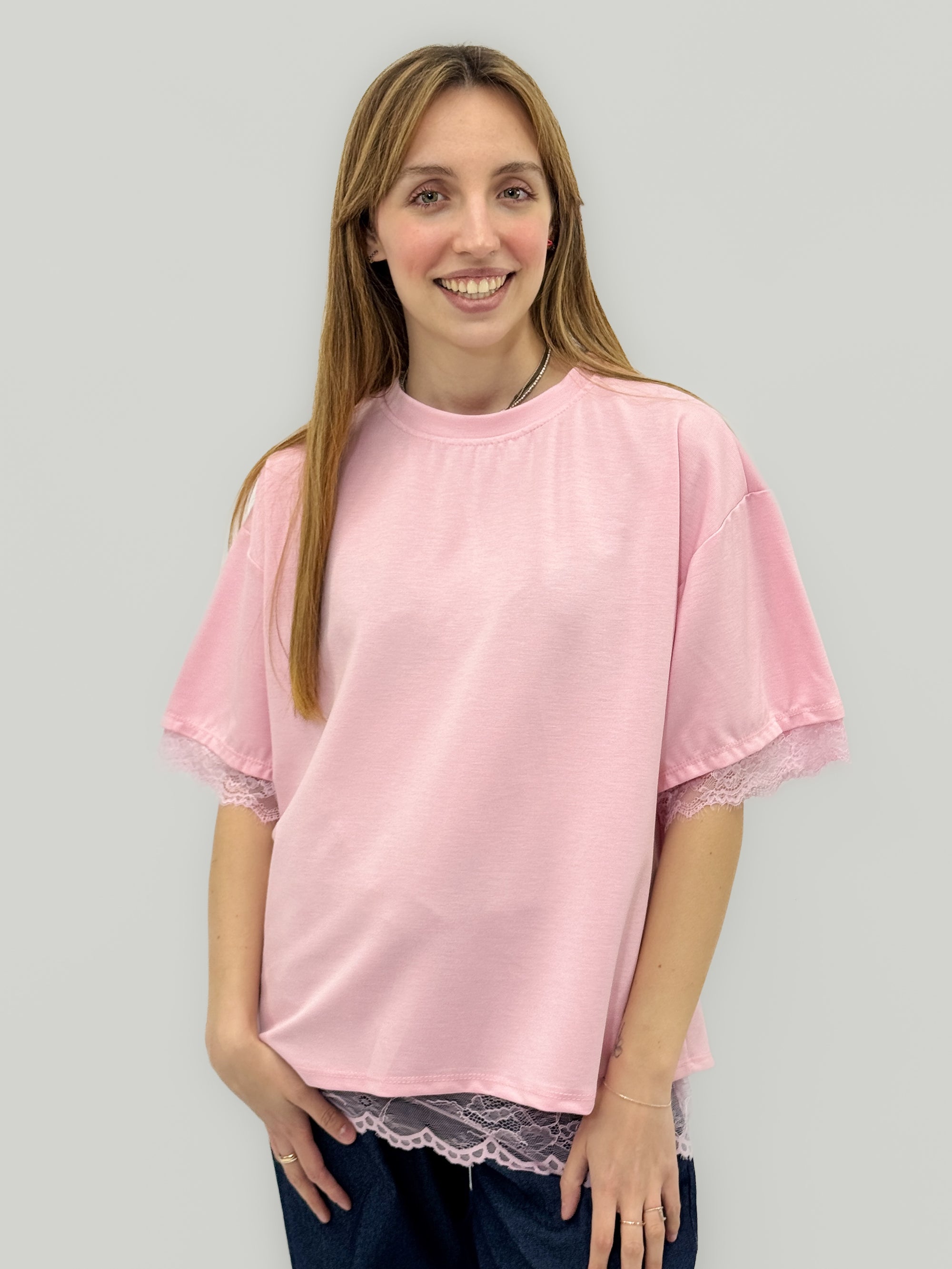 T-Shirt con Inserto in Pizzo sul Retro – Semplice davanti, sorprendente dietro