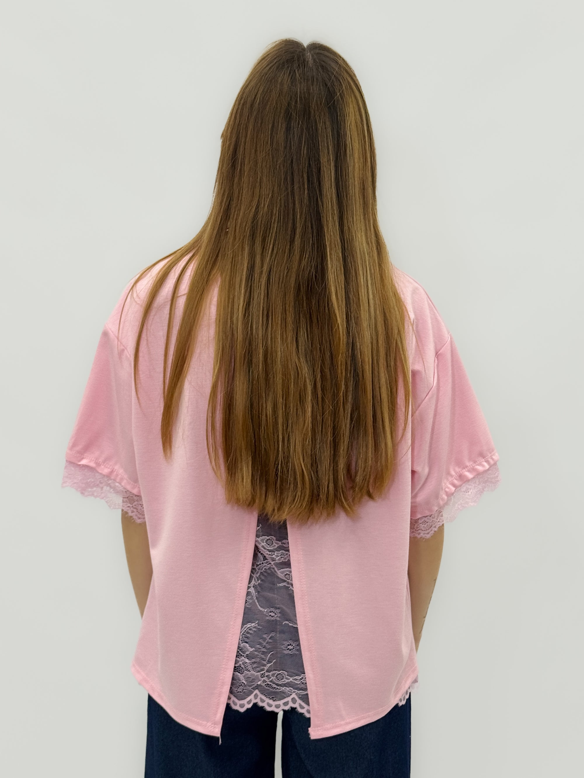 T-Shirt con Inserto in Pizzo sul Retro – Semplice davanti, sorprendente dietro