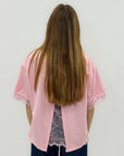 T-Shirt con Inserto in Pizzo sul Retro – Semplice davanti, sorprendente dietro