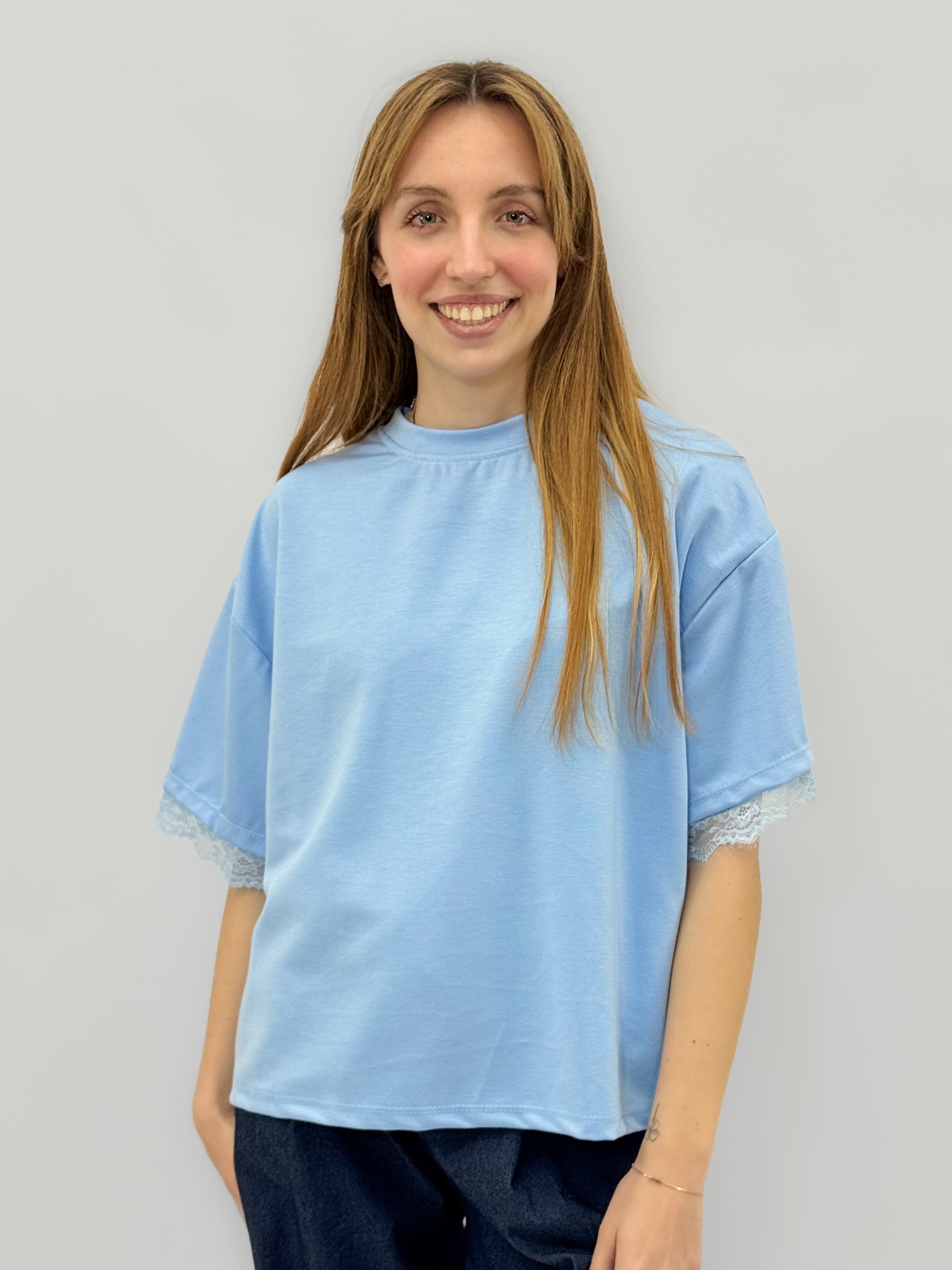 T-Shirt con Inserto in Pizzo sul Retro – Semplice davanti, sorprendente dietro