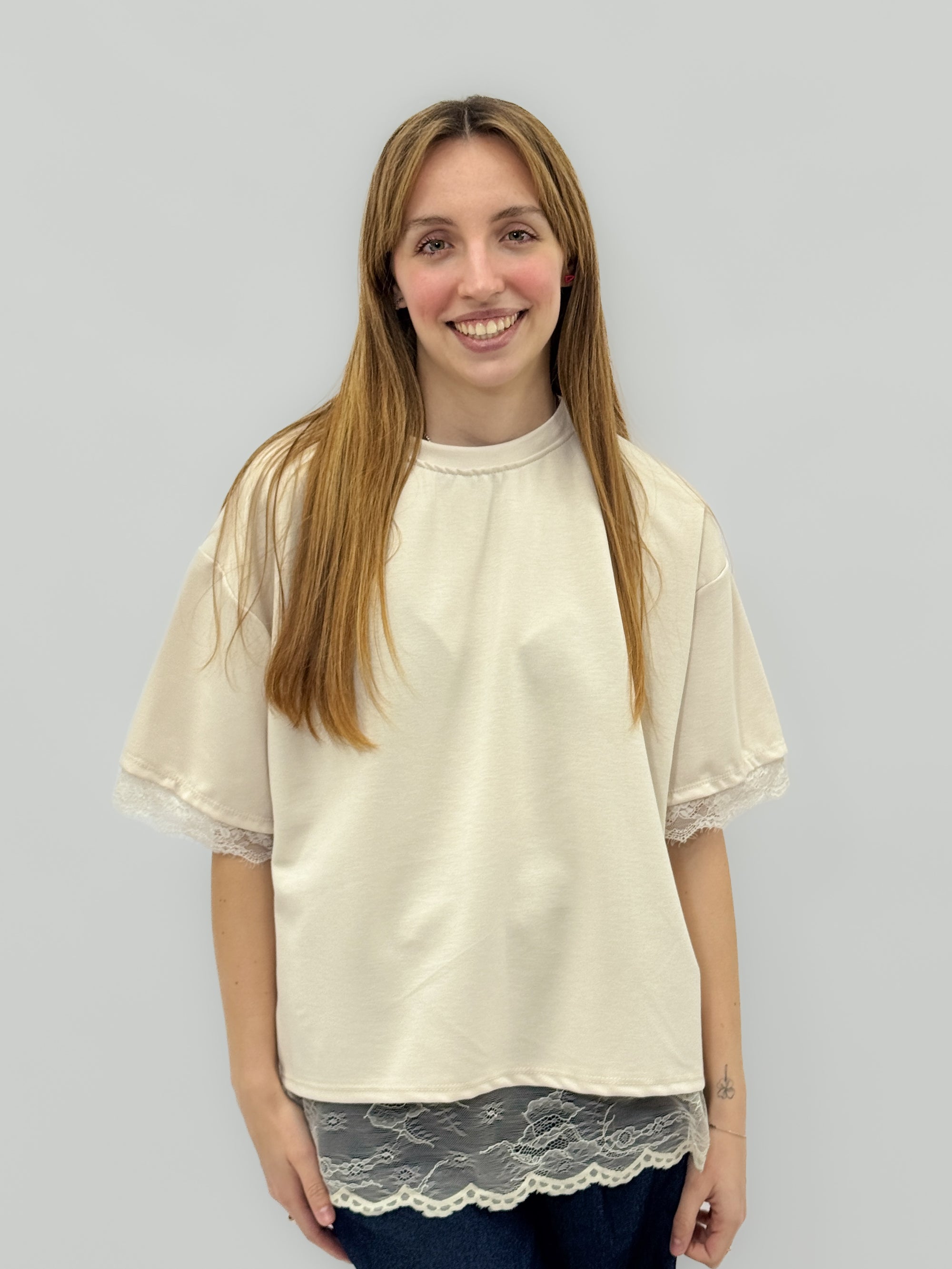 T-Shirt con Inserto in Pizzo sul Retro – Semplice davanti, sorprendente dietro