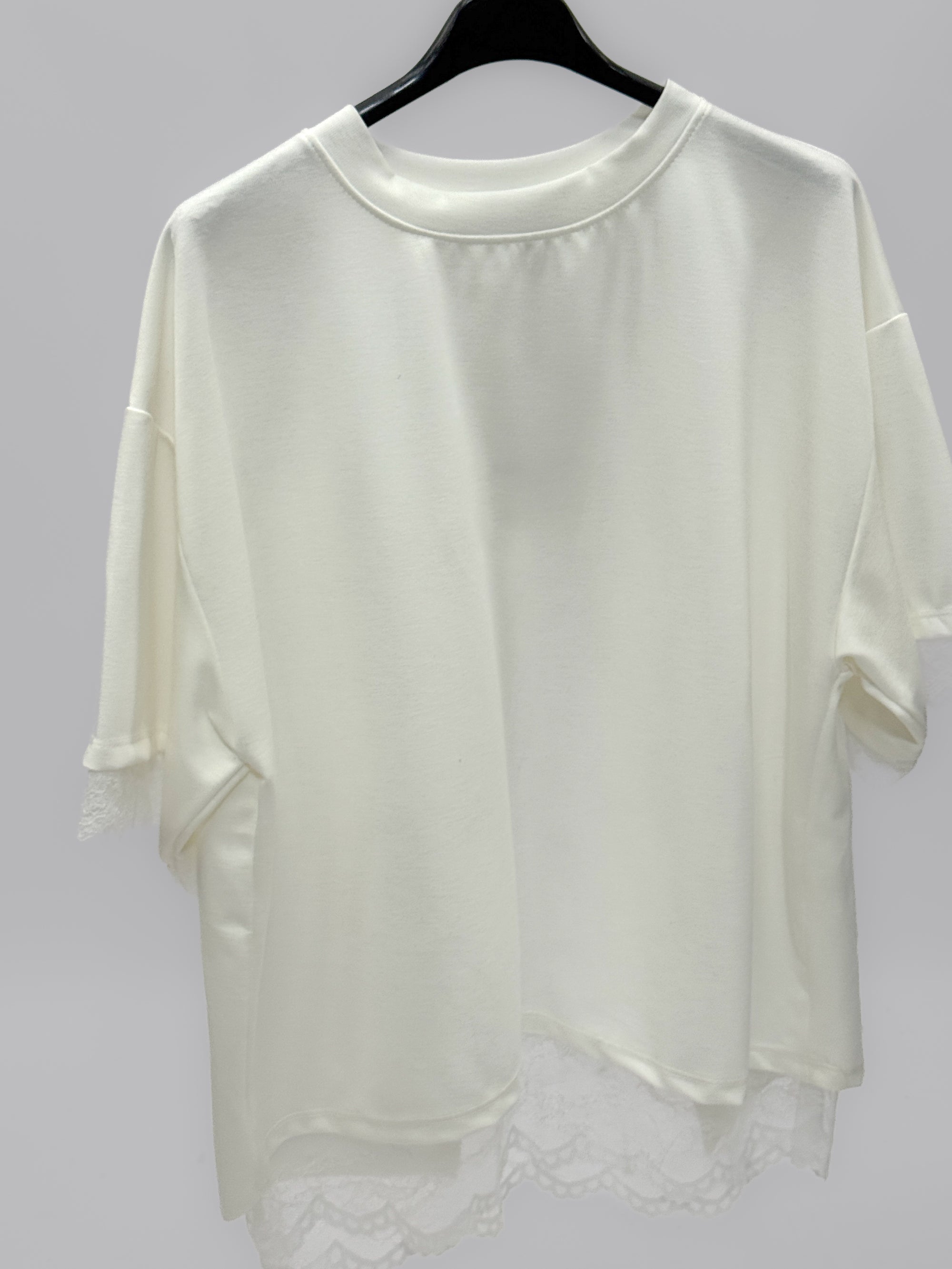T-Shirt con Inserto in Pizzo sul Retro – Semplice davanti, sorprendente dietro