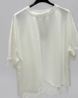 T-Shirt con Inserto in Pizzo sul Retro – Semplice davanti, sorprendente dietro