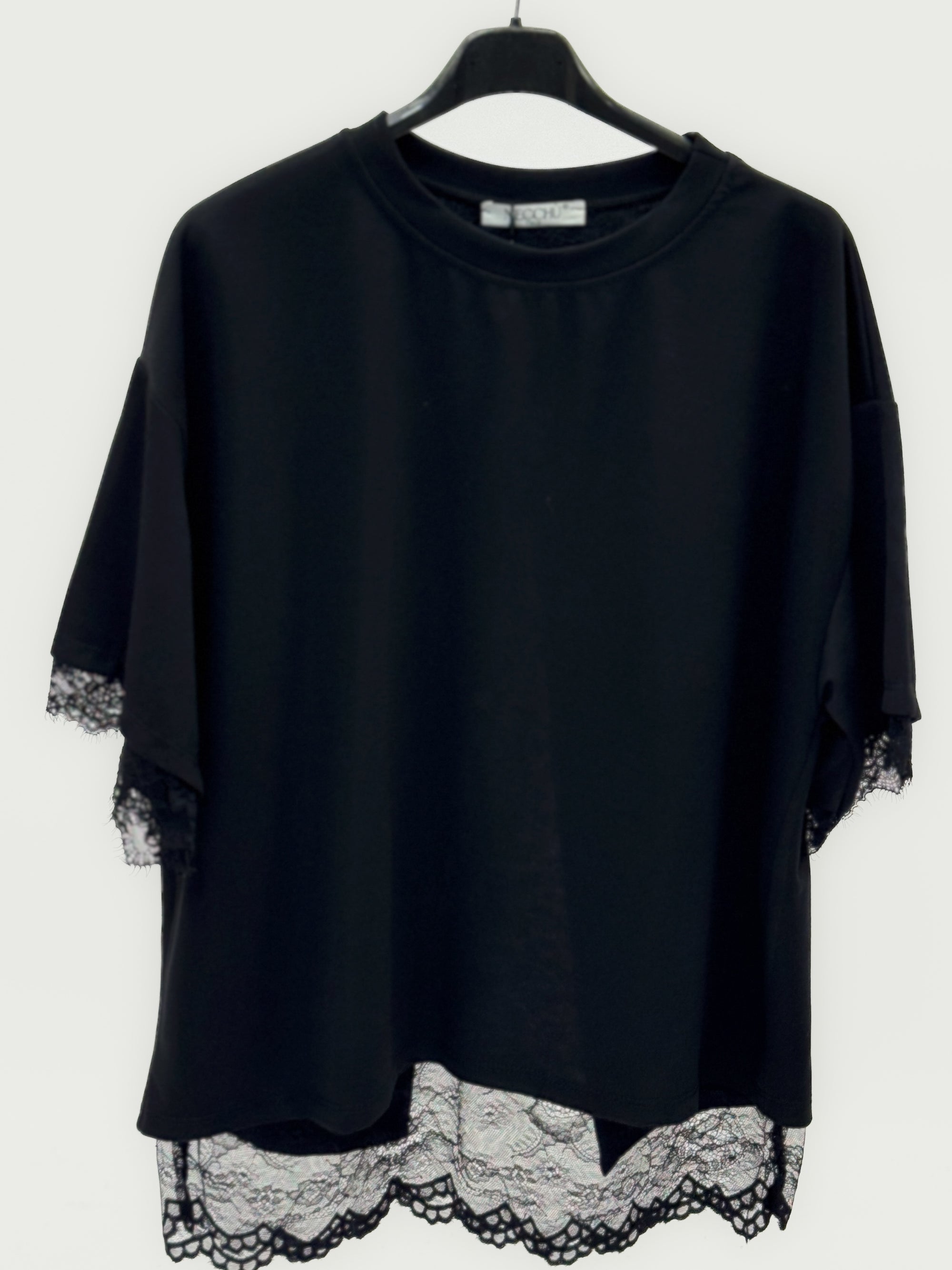 T-Shirt con Inserto in Pizzo sul Retro – Semplice davanti, sorprendente dietro