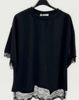 T-Shirt con Inserto in Pizzo sul Retro – Semplice davanti, sorprendente dietro