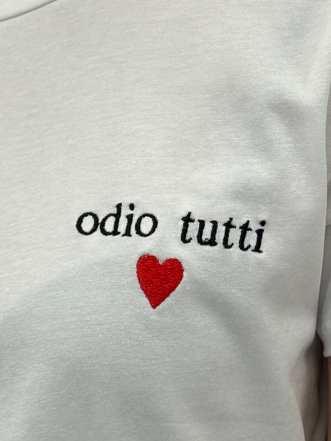 T-shirt con scritta "odio tutti"