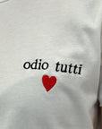 T-shirt con scritta "odio tutti"