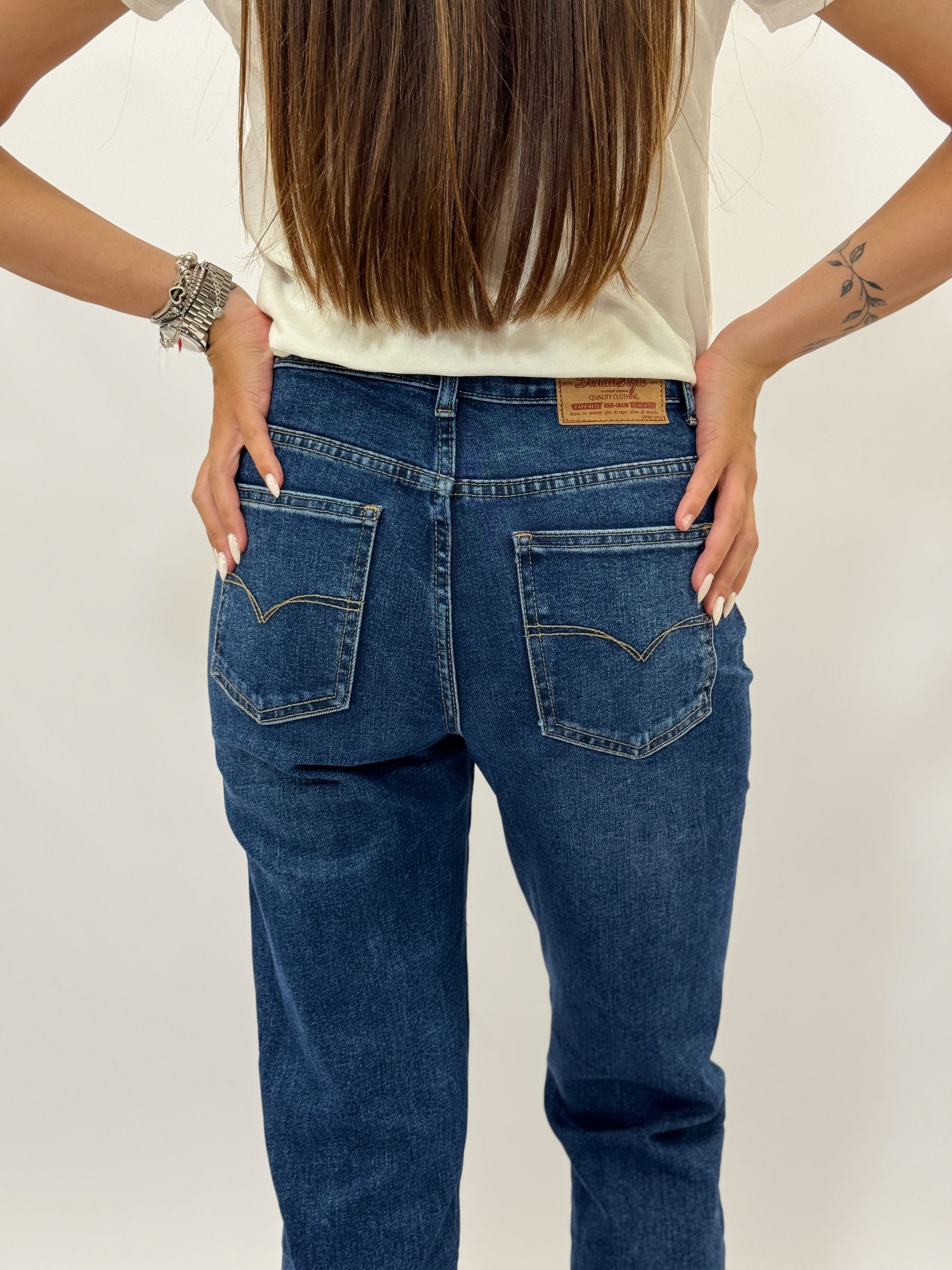 Pantaloni in denim con vita alta e gamba dritta