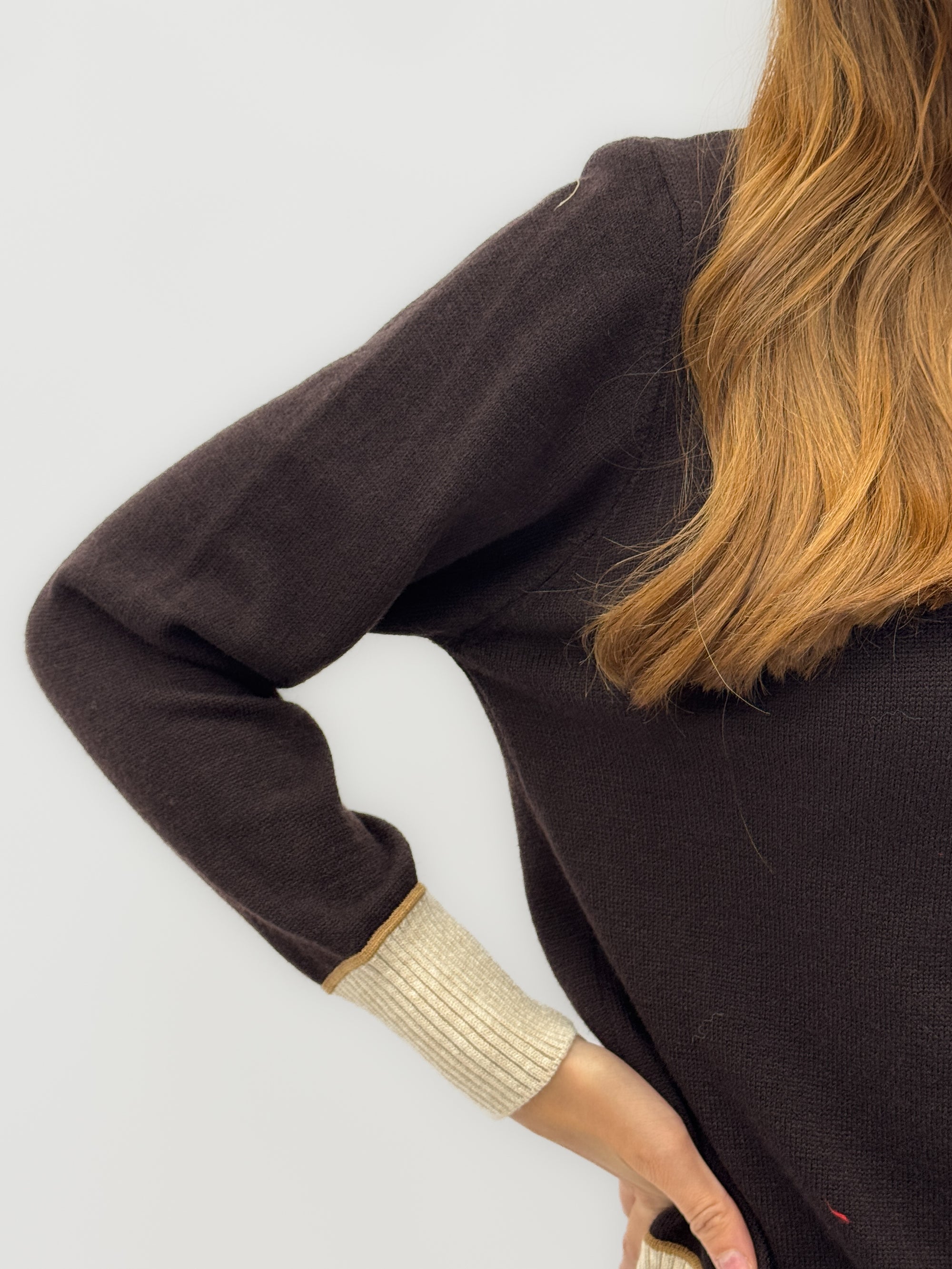 Maglia con Bordi a Contrasto – Morbida e Calda