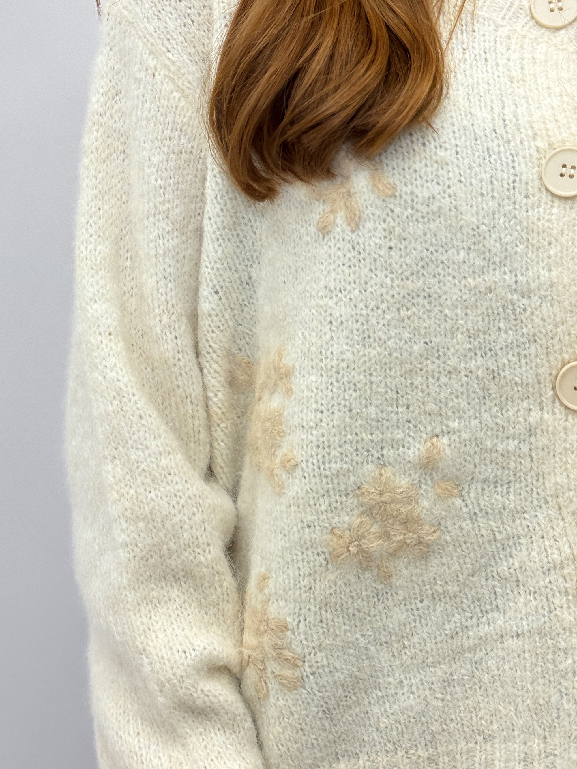 Cardigan Morbido con Ricami Fiore – Taglio Comodo