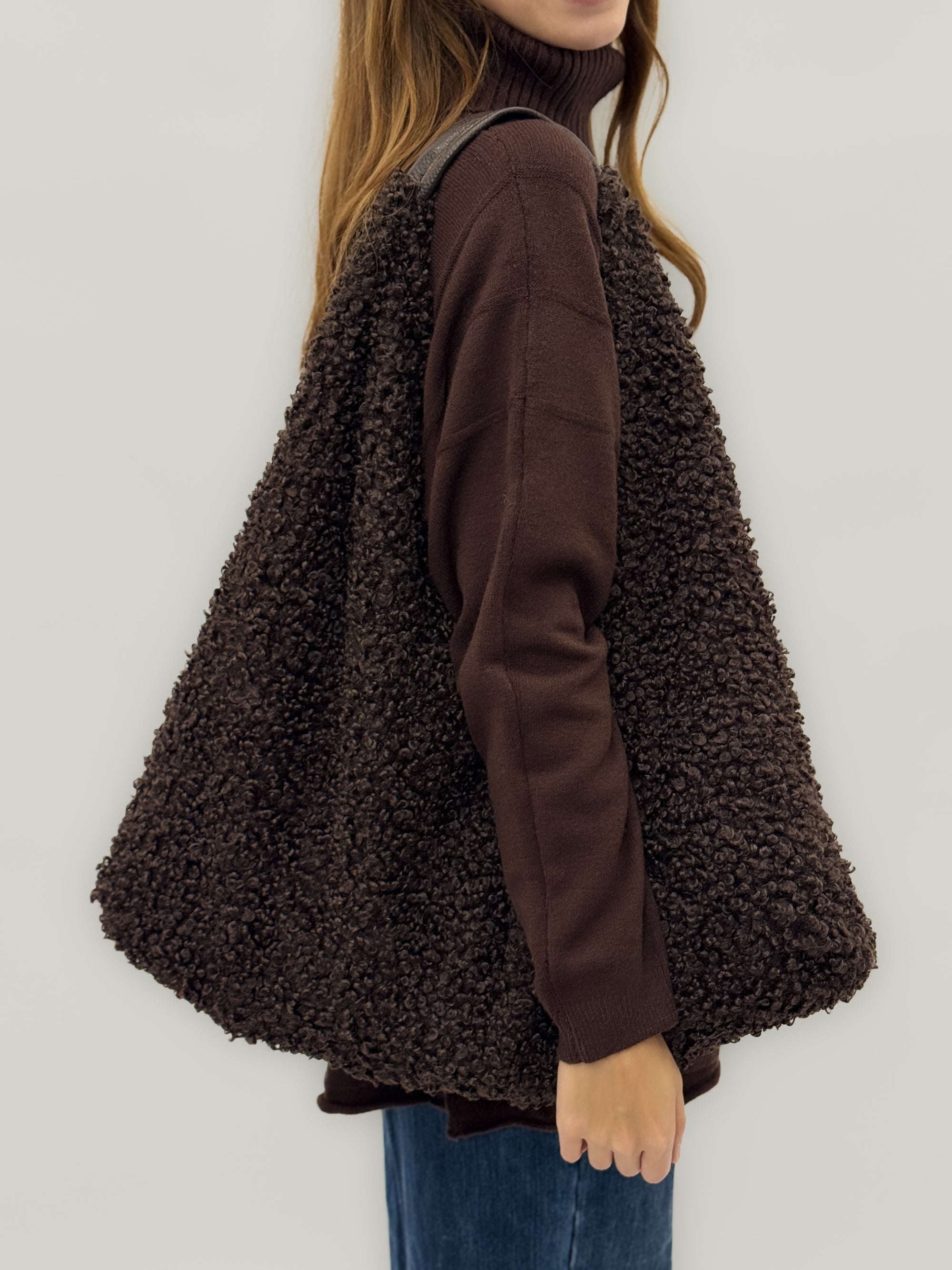 Borsa in pelliccia effetto teddy con manico in pelle – Made in italy