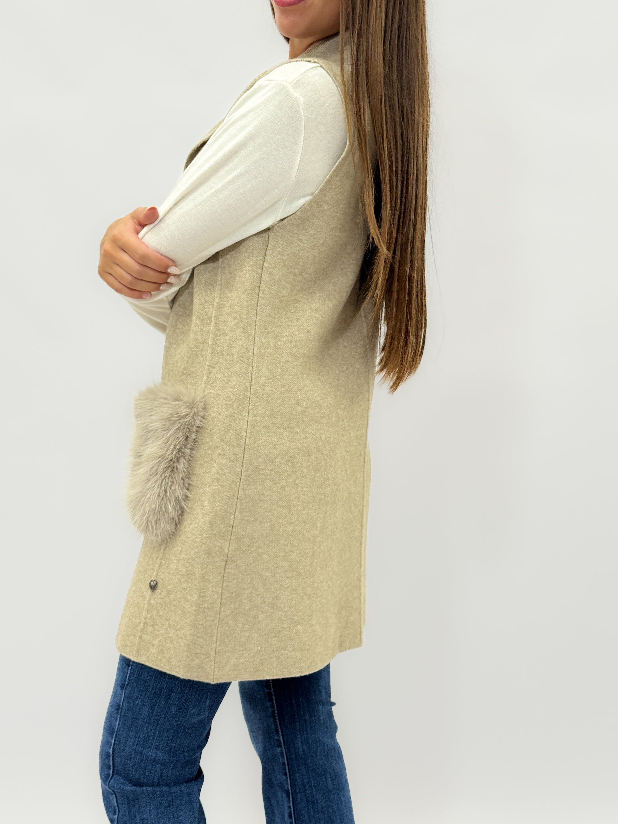 Gilet lungo con tasche in ecopelliccia