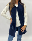 Gilet lungo con tasche in ecopelliccia