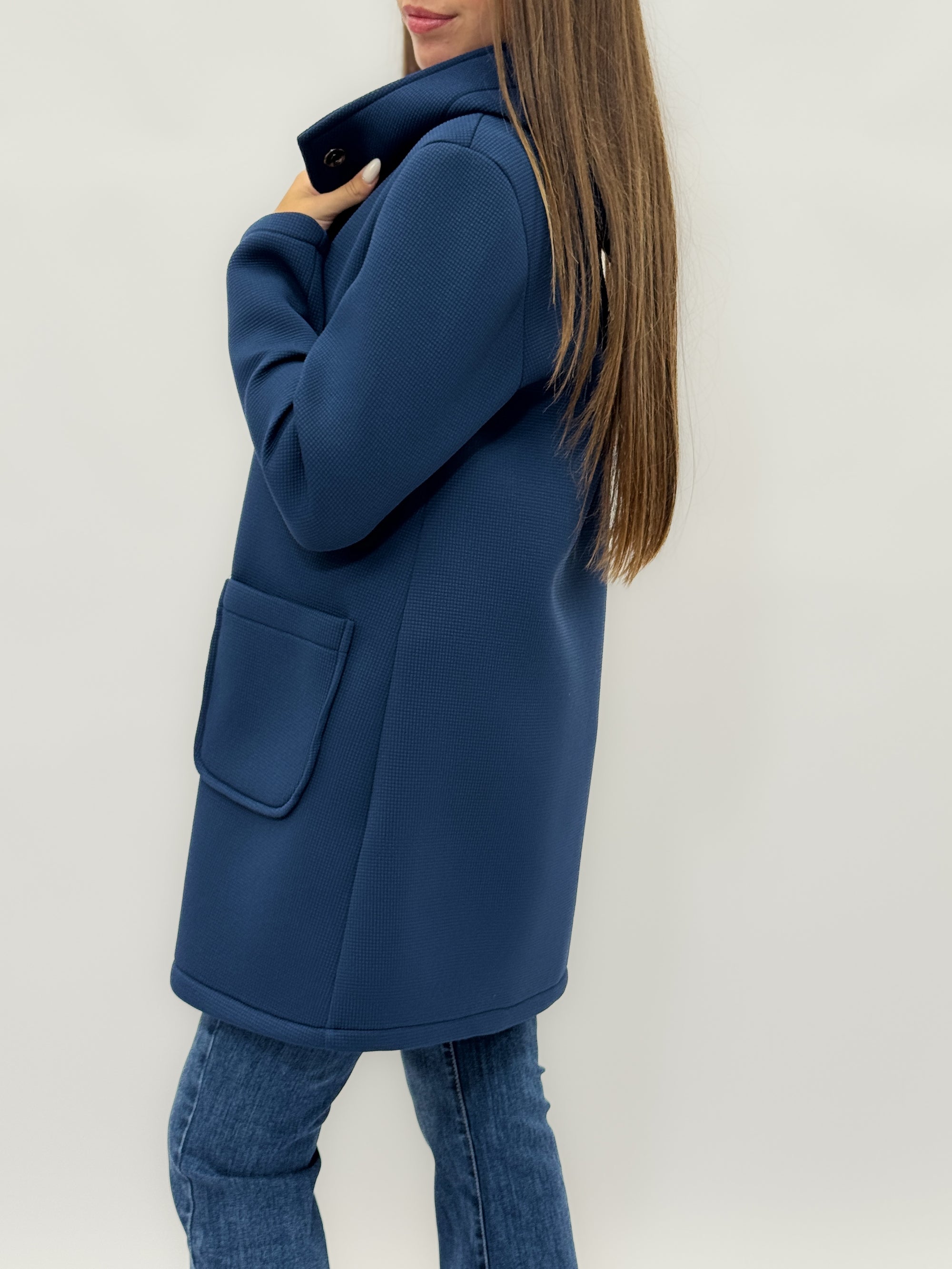 Cappotto in neoprene con cappuccio e bottoni