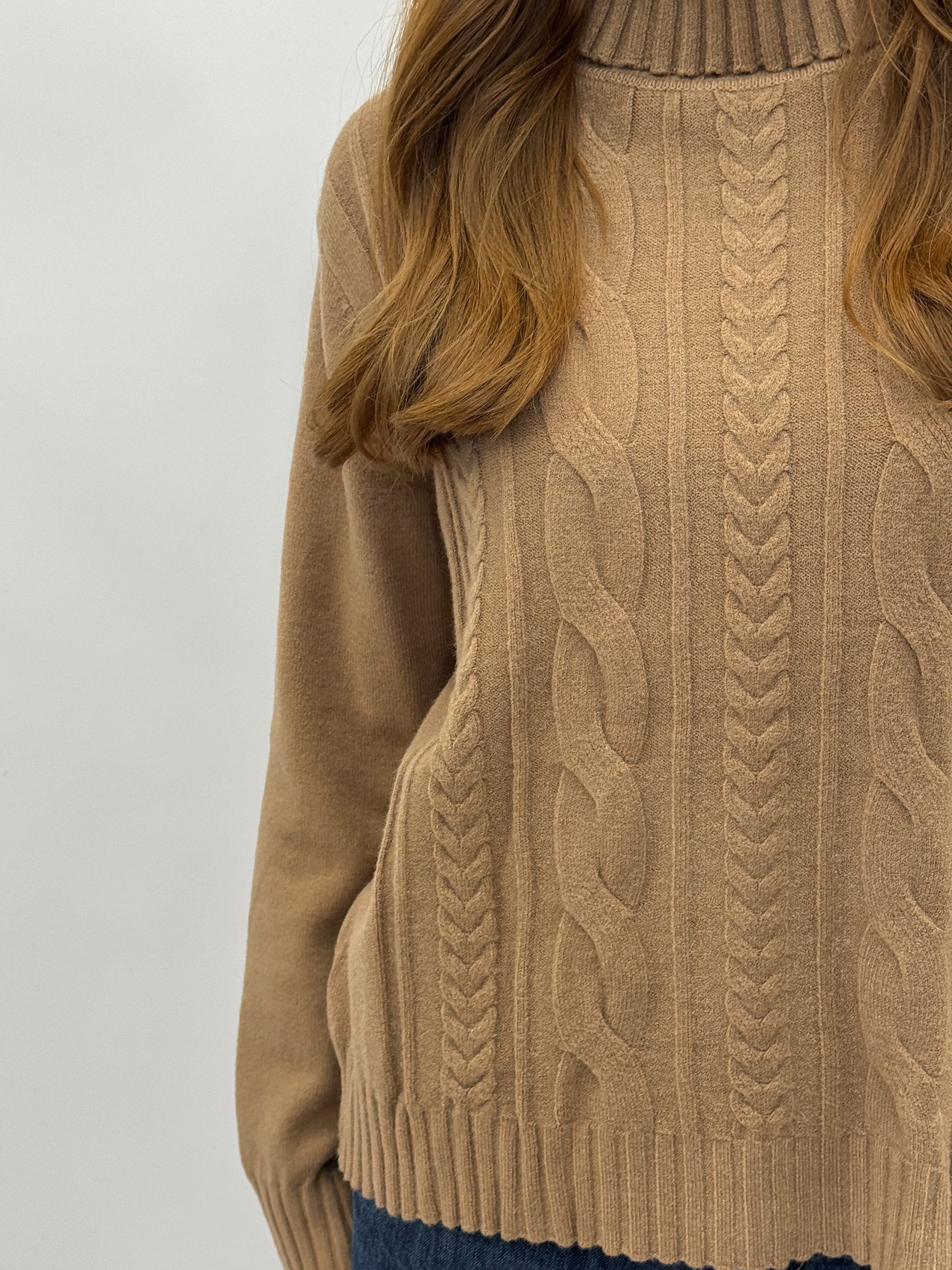 Maglione dolcevita con intrecci