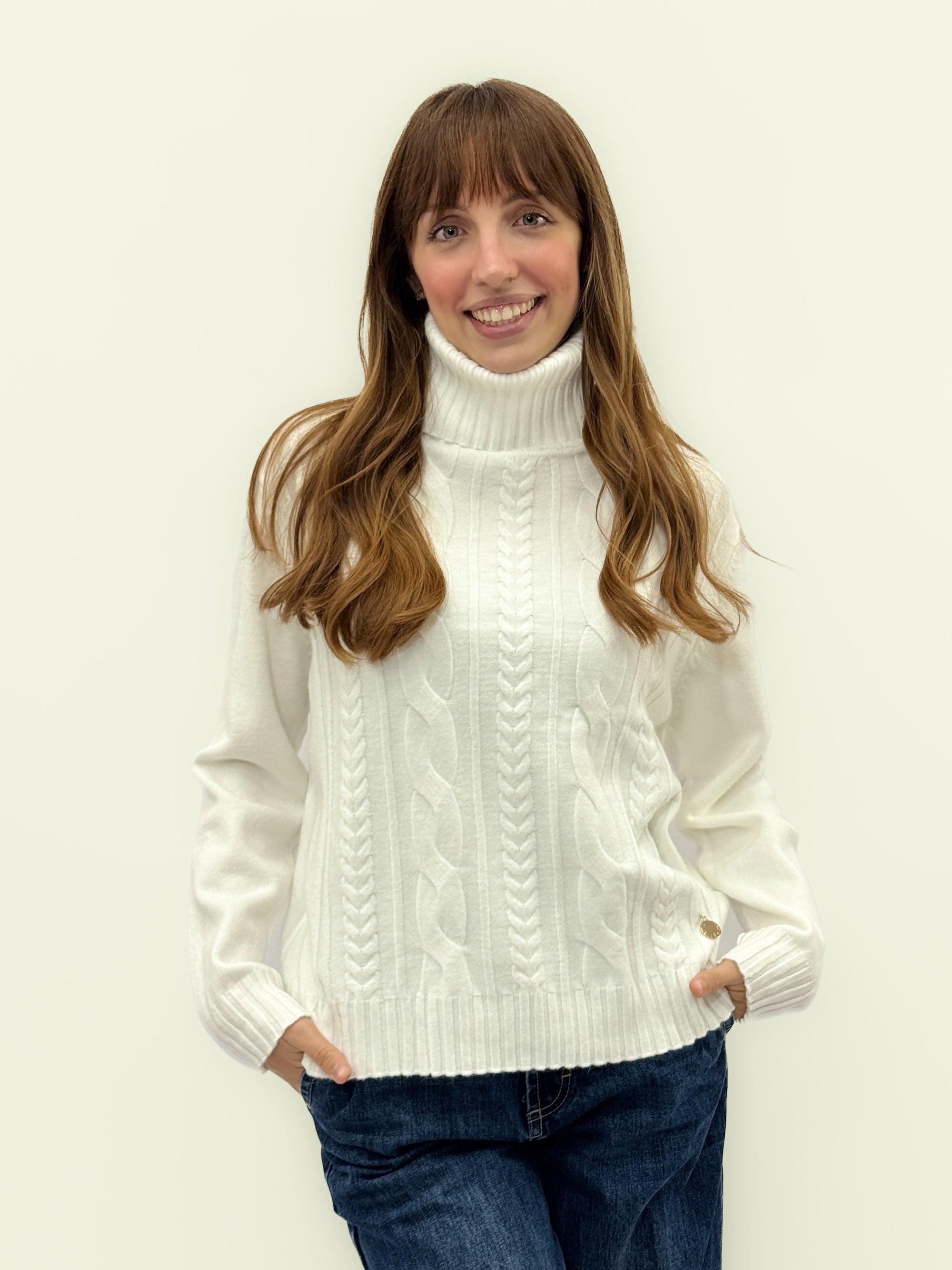 Maglione dolcevita con intrecci