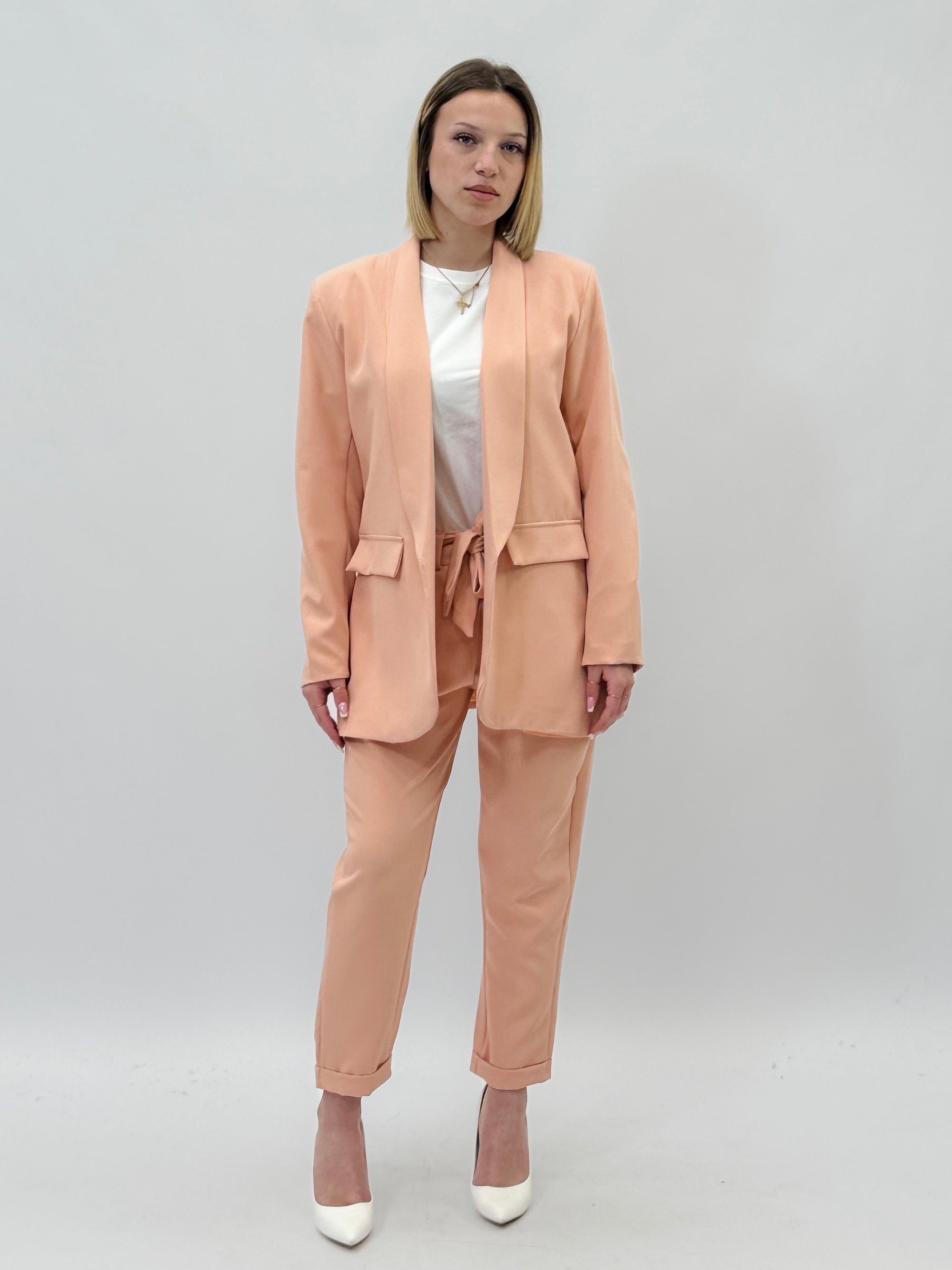 Completo giacca e pantalone con fiocco