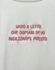 T-shirt in cotone con scritta "Vado a letto"