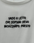 T-shirt in cotone con scritta "Vado a letto"