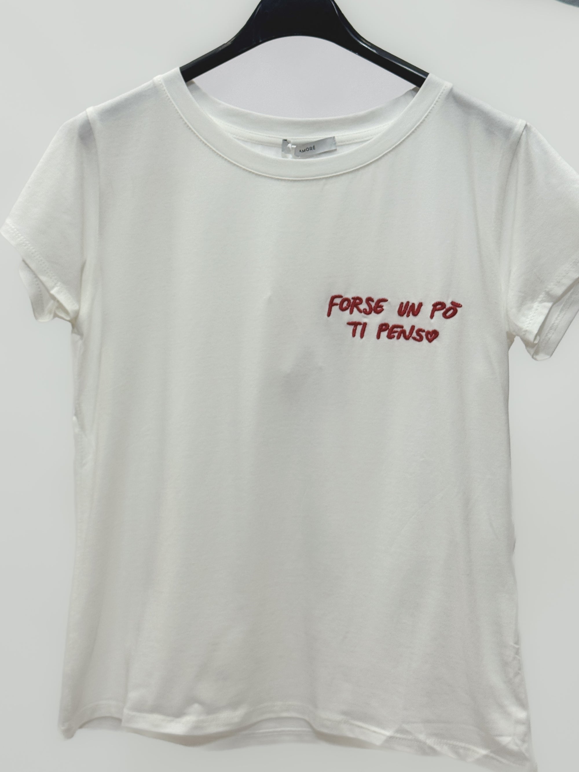 T-Shirt 100% Cotone con Ricamo “Forse un po’ ti penso” – Essenziale e Romantica