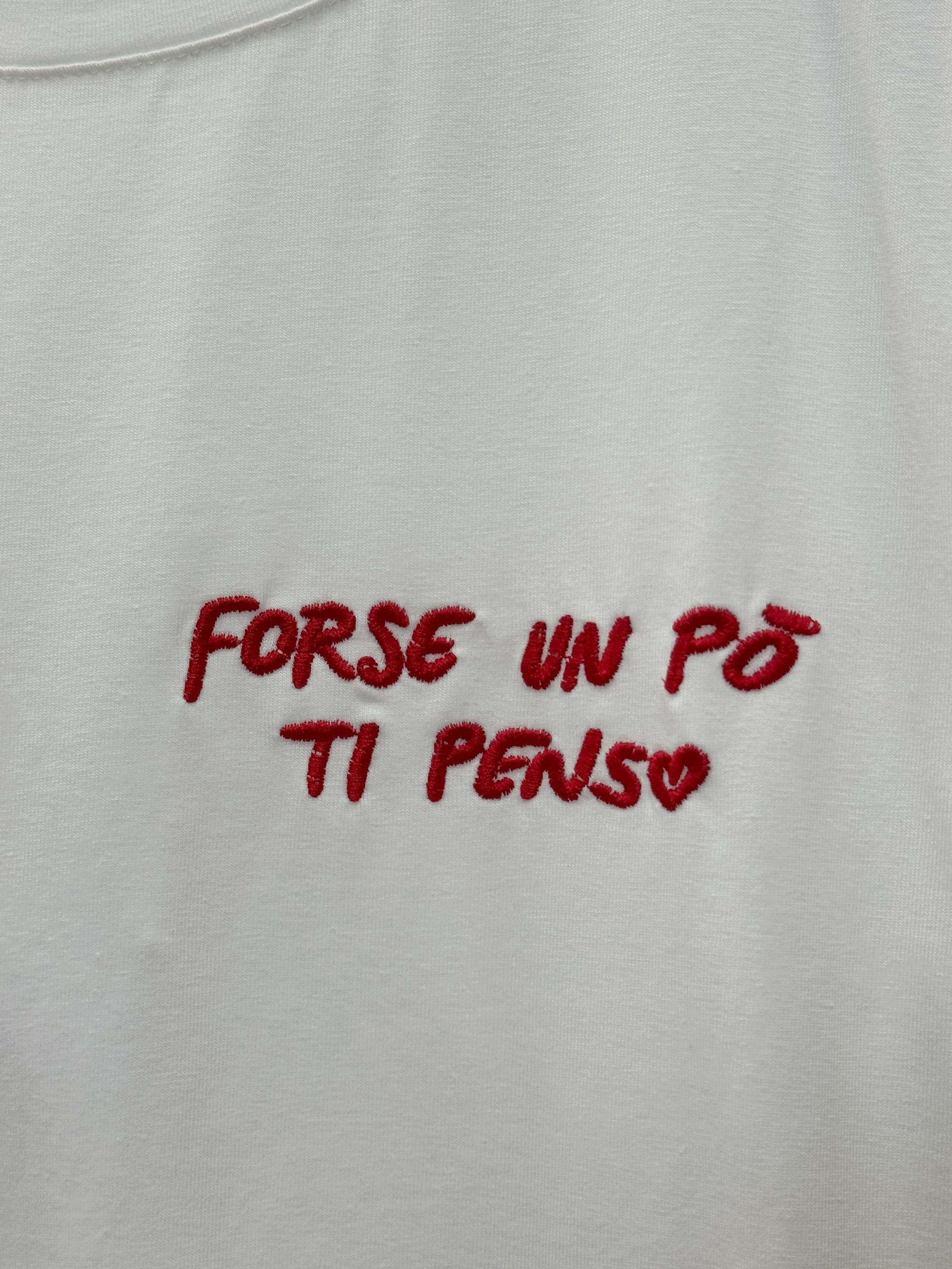 T-Shirt 100% Cotone con Ricamo “Forse un po’ ti penso” – Essenziale e Romantica