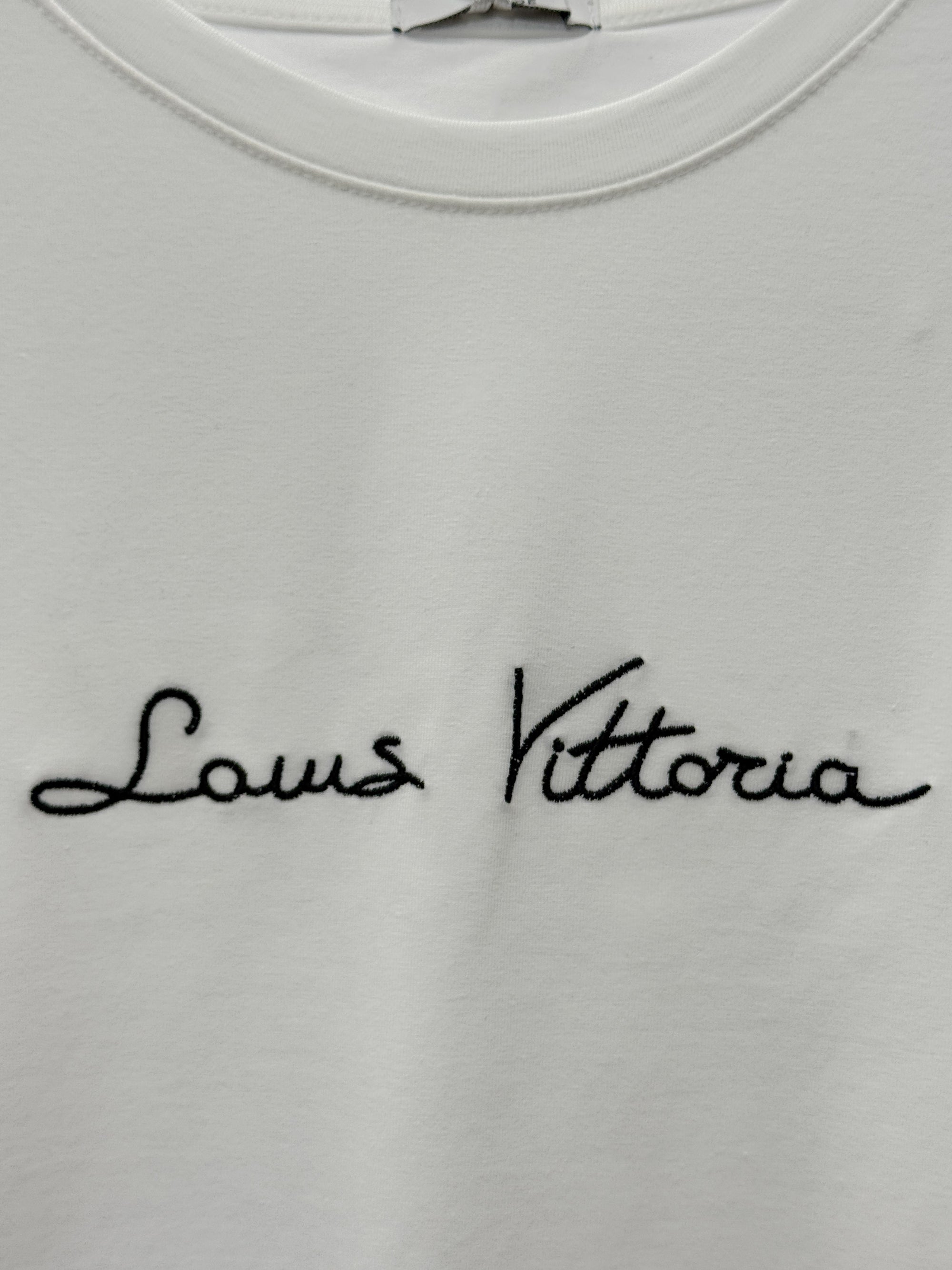 T-Shirt con Scritta Ricamata Louis Vittoria