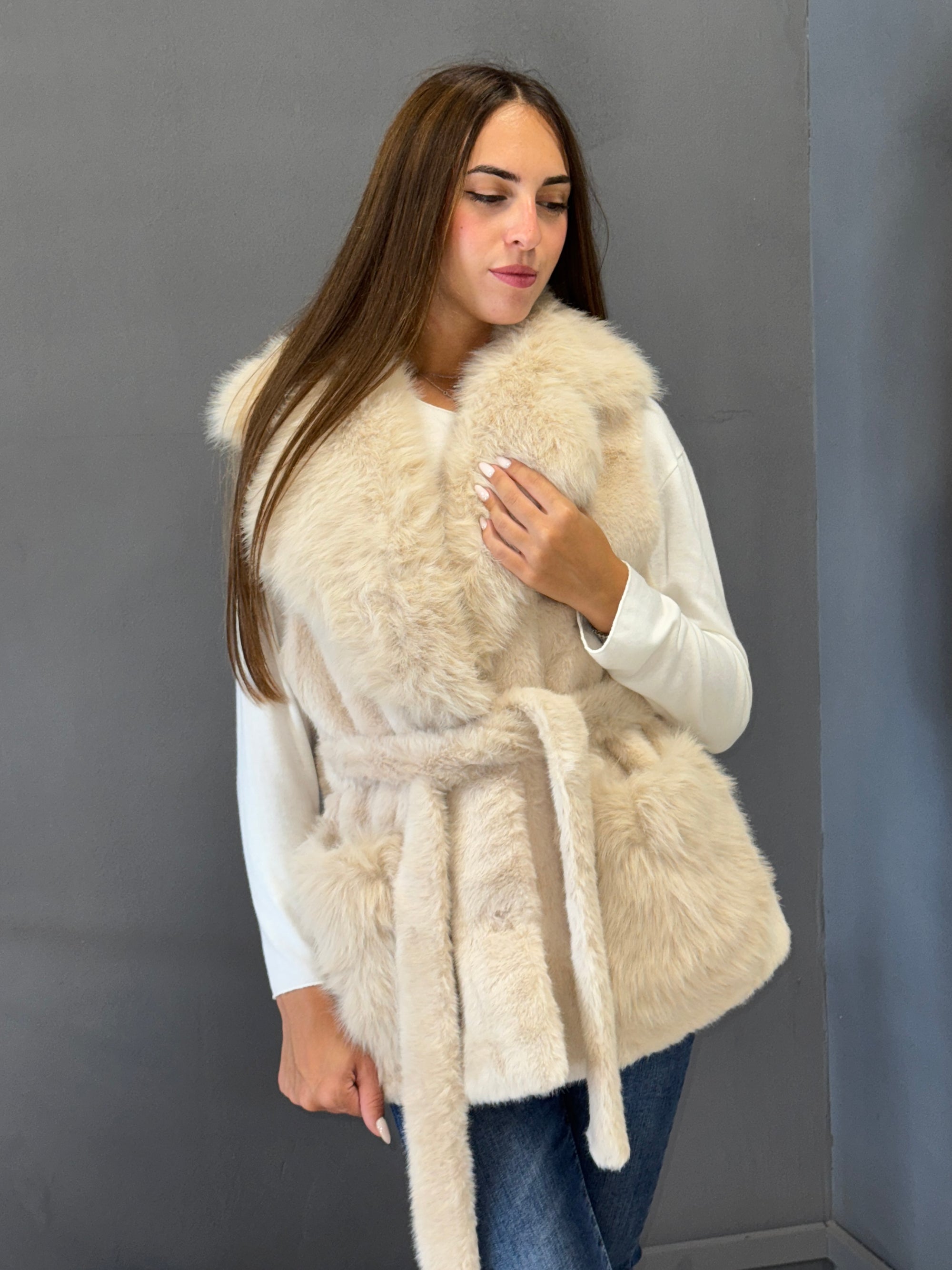 Gilet in ecopelliccia marrone con cintura