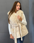 Gilet in ecopelliccia marrone con cintura