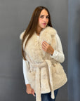 Gilet in ecopelliccia marrone con cintura