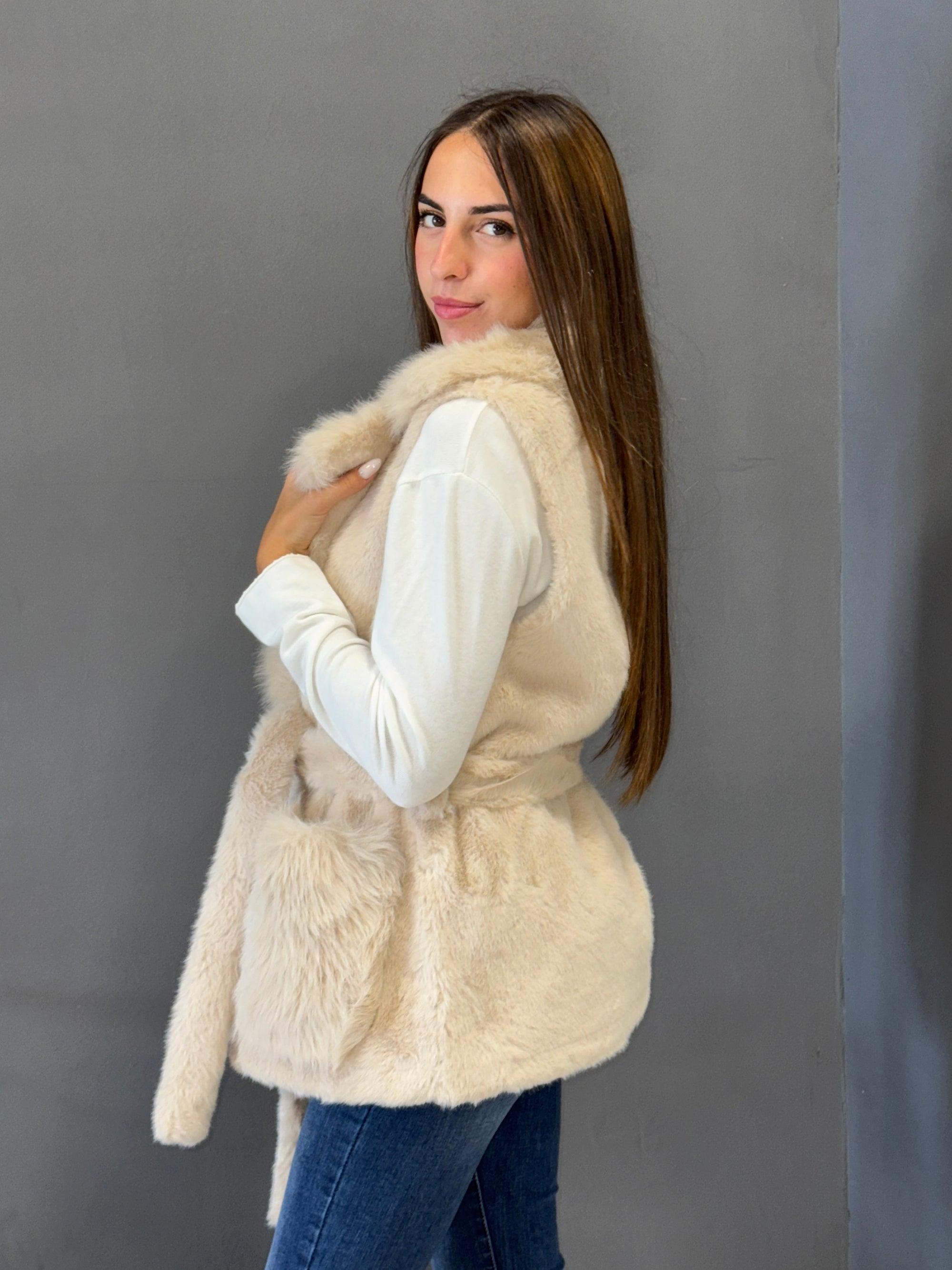 Gilet in ecopelliccia marrone con cintura