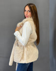 Gilet in ecopelliccia marrone con cintura