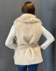 Gilet in ecopelliccia marrone con cintura