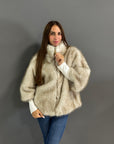 Giacca in ecopelliccia marrone con collo alto e zip