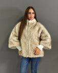 Giacca in ecopelliccia marrone con collo alto e zip