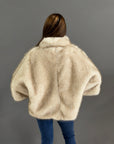 Giacca in ecopelliccia marrone con collo alto e zip