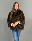 Giacca in ecopelliccia marrone con collo alto e zip