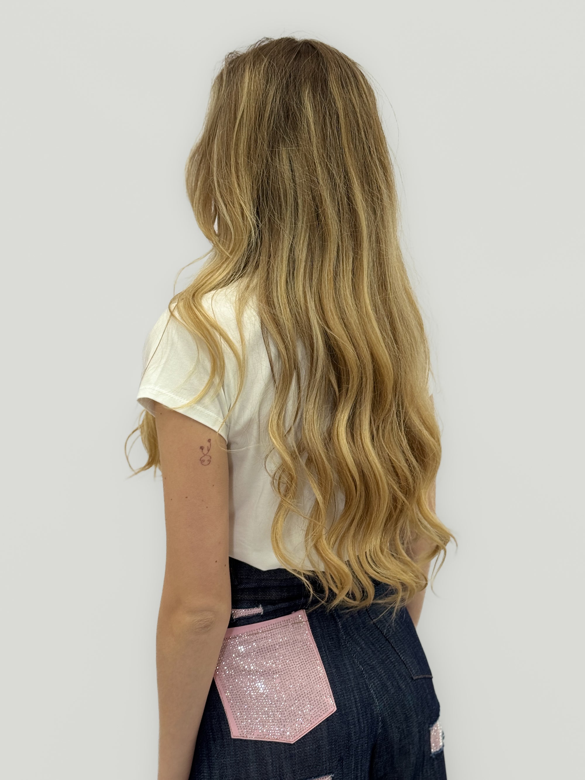 T-Shirt 100% Cotone con Ricamo “Forse un po’ ti penso” – Essenziale e Romantica