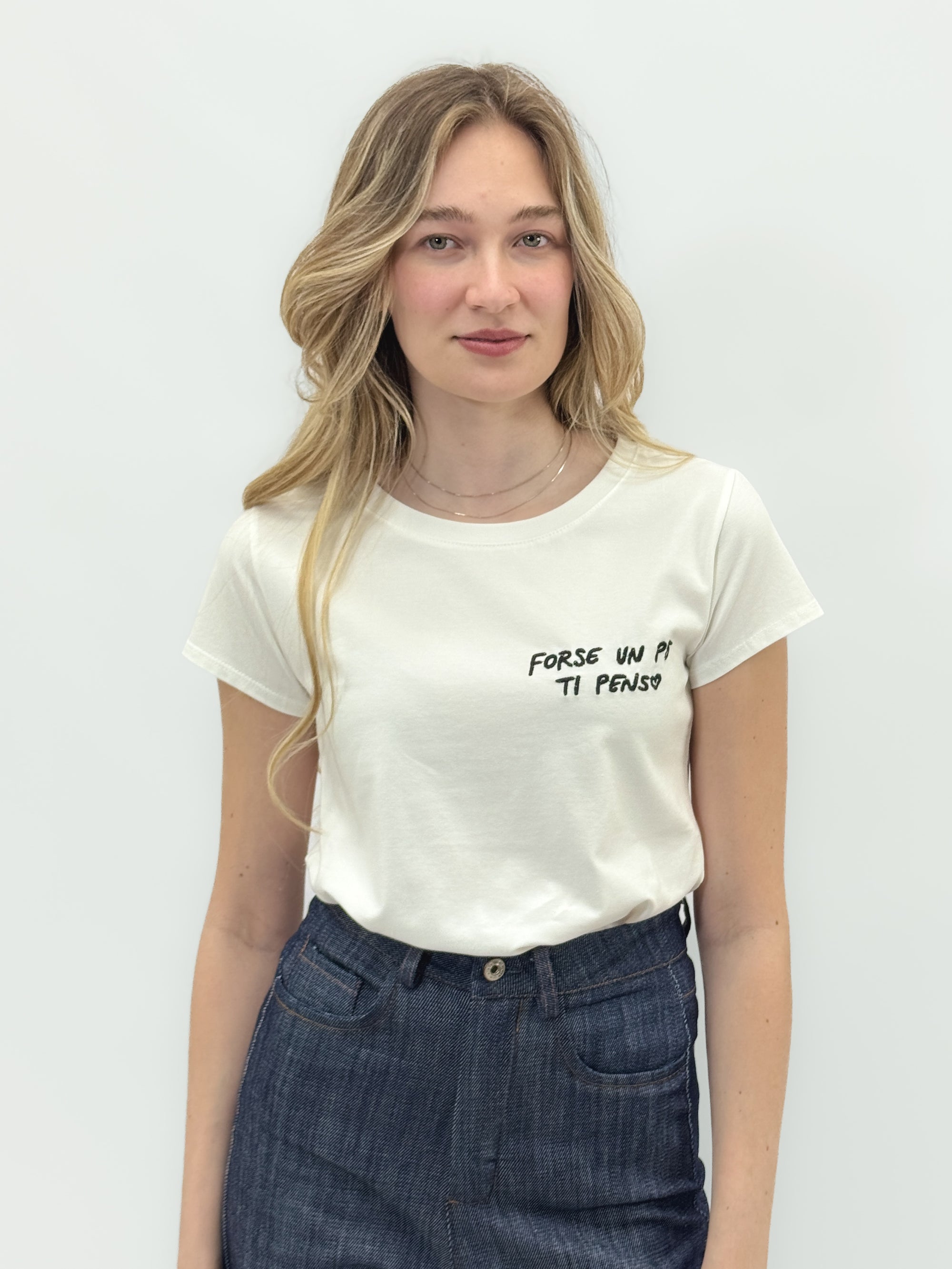 T-Shirt 100% Cotone con Ricamo “Forse un po’ ti penso” – Essenziale e Romantica