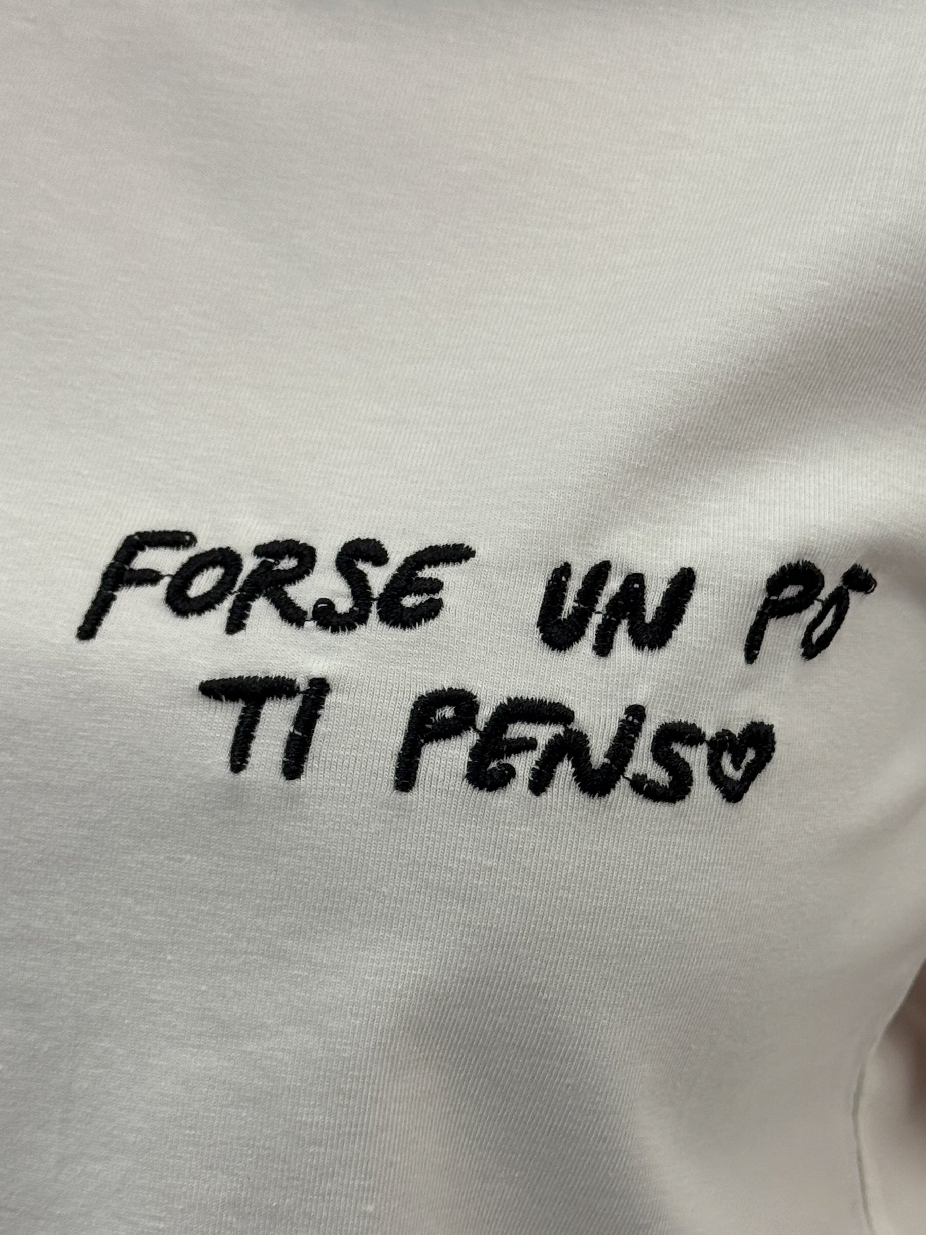T-Shirt 100% Cotone con Ricamo “Forse un po’ ti penso” – Essenziale e Romantica