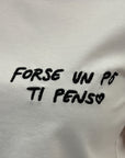 T-Shirt 100% Cotone con Ricamo “Forse un po’ ti penso” – Essenziale e Romantica