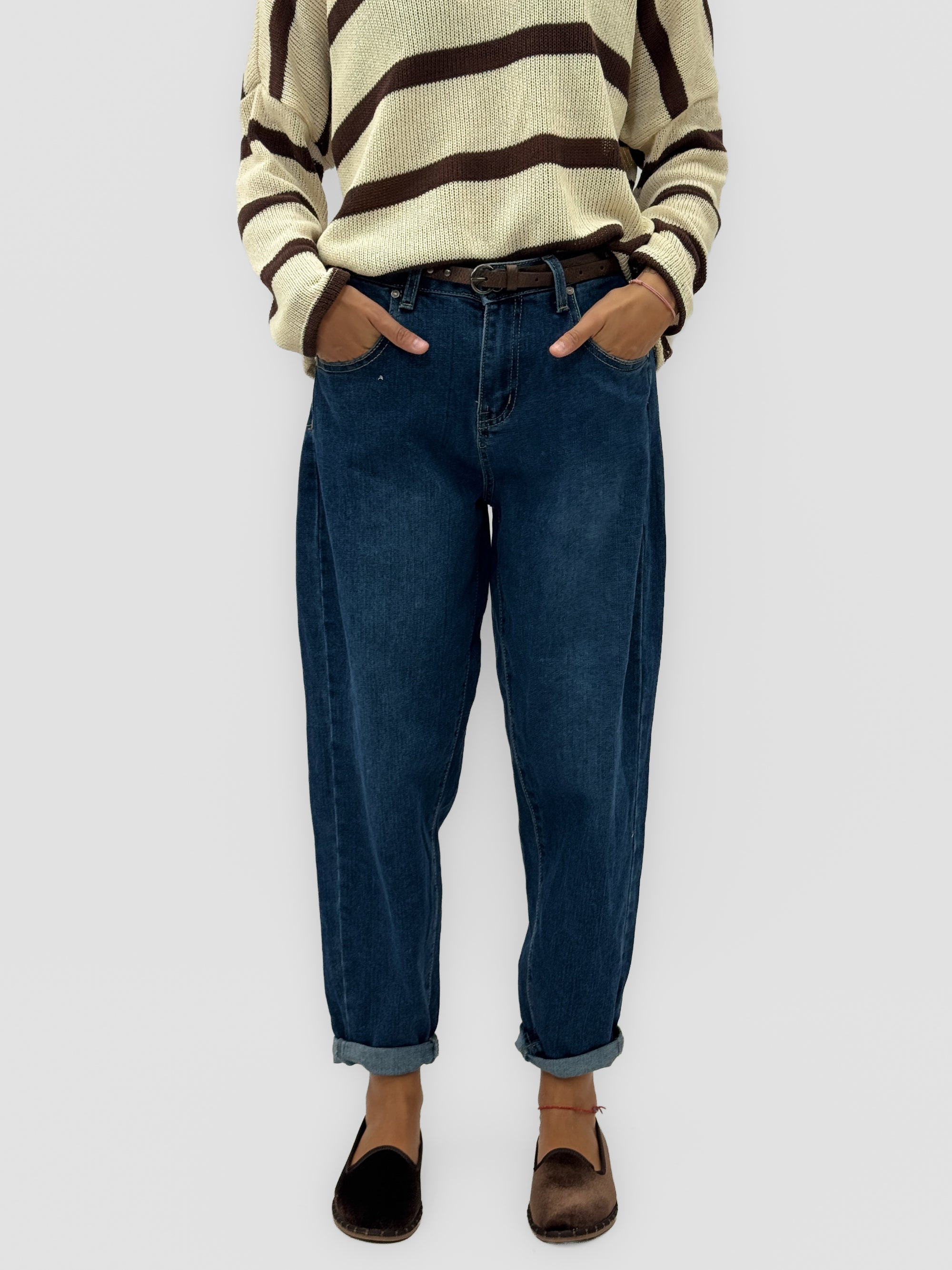 Jeans donna balloon fit con cintura borchiata