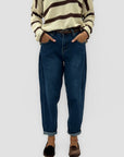 Jeans donna balloon fit con cintura borchiata