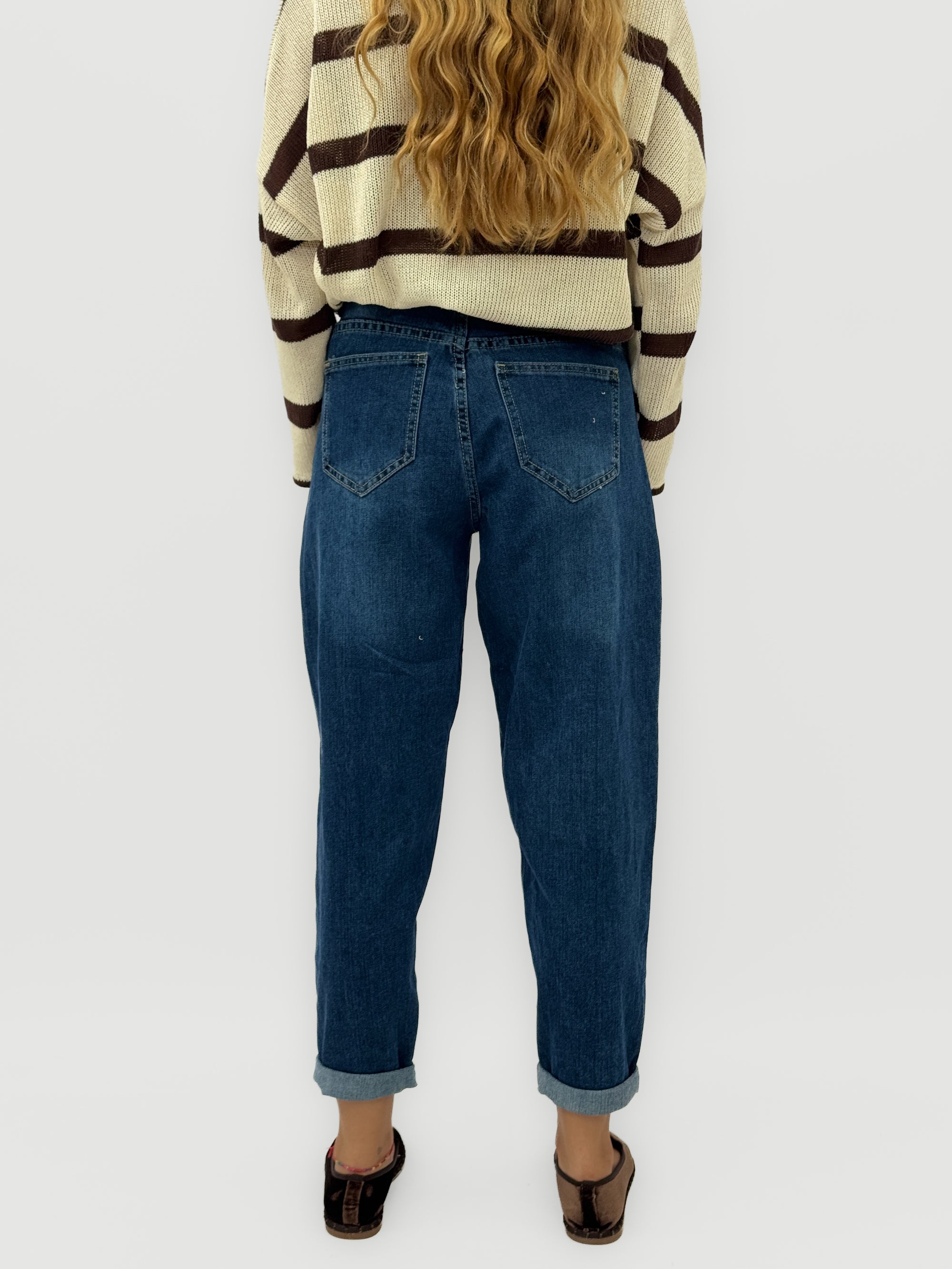 Jeans donna balloon fit con cintura borchiata