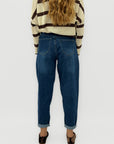 Jeans donna balloon fit con cintura borchiata