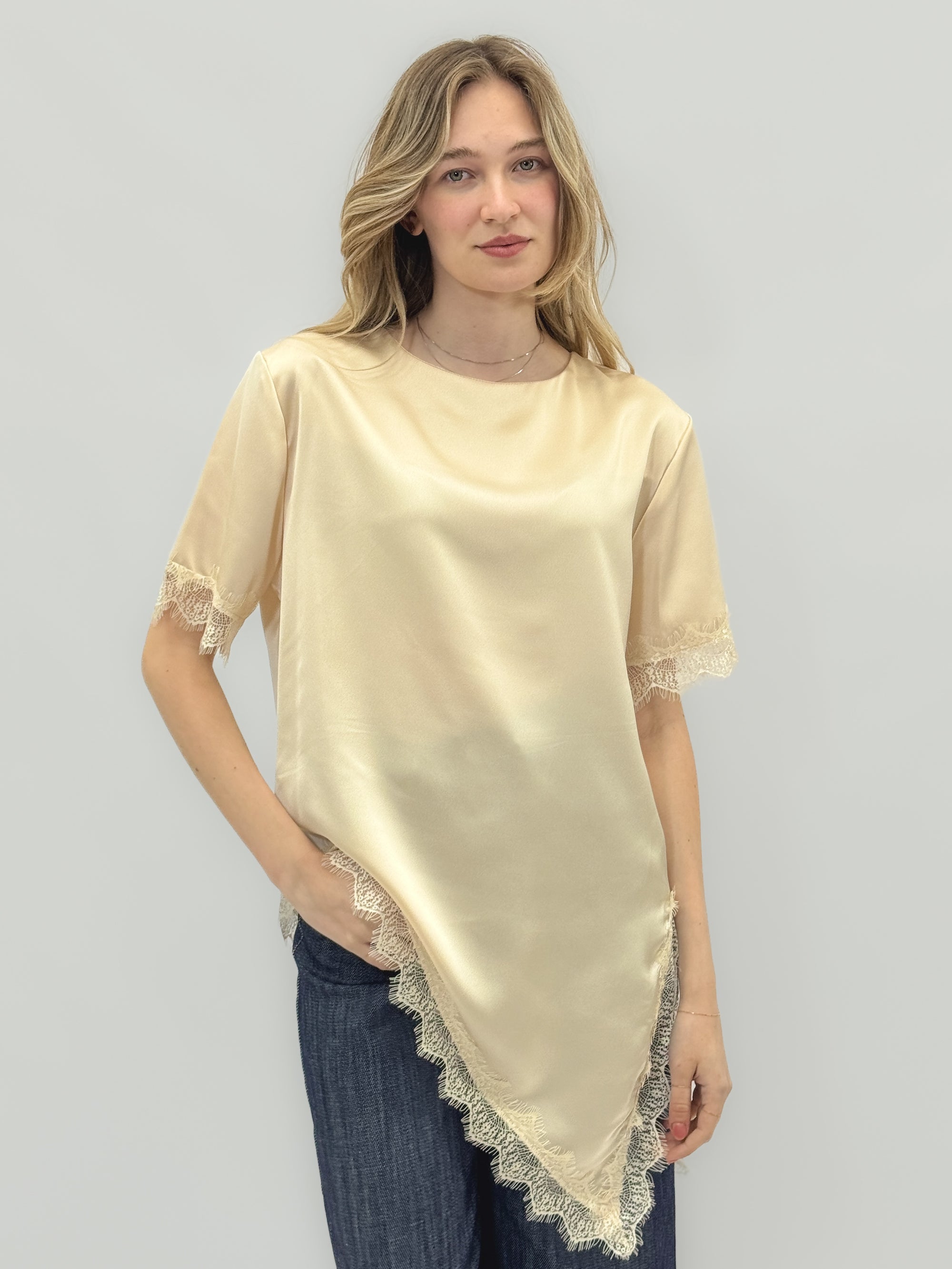 Blusa Satin con Pizzo – Elegante, Femminile e Raffinata
