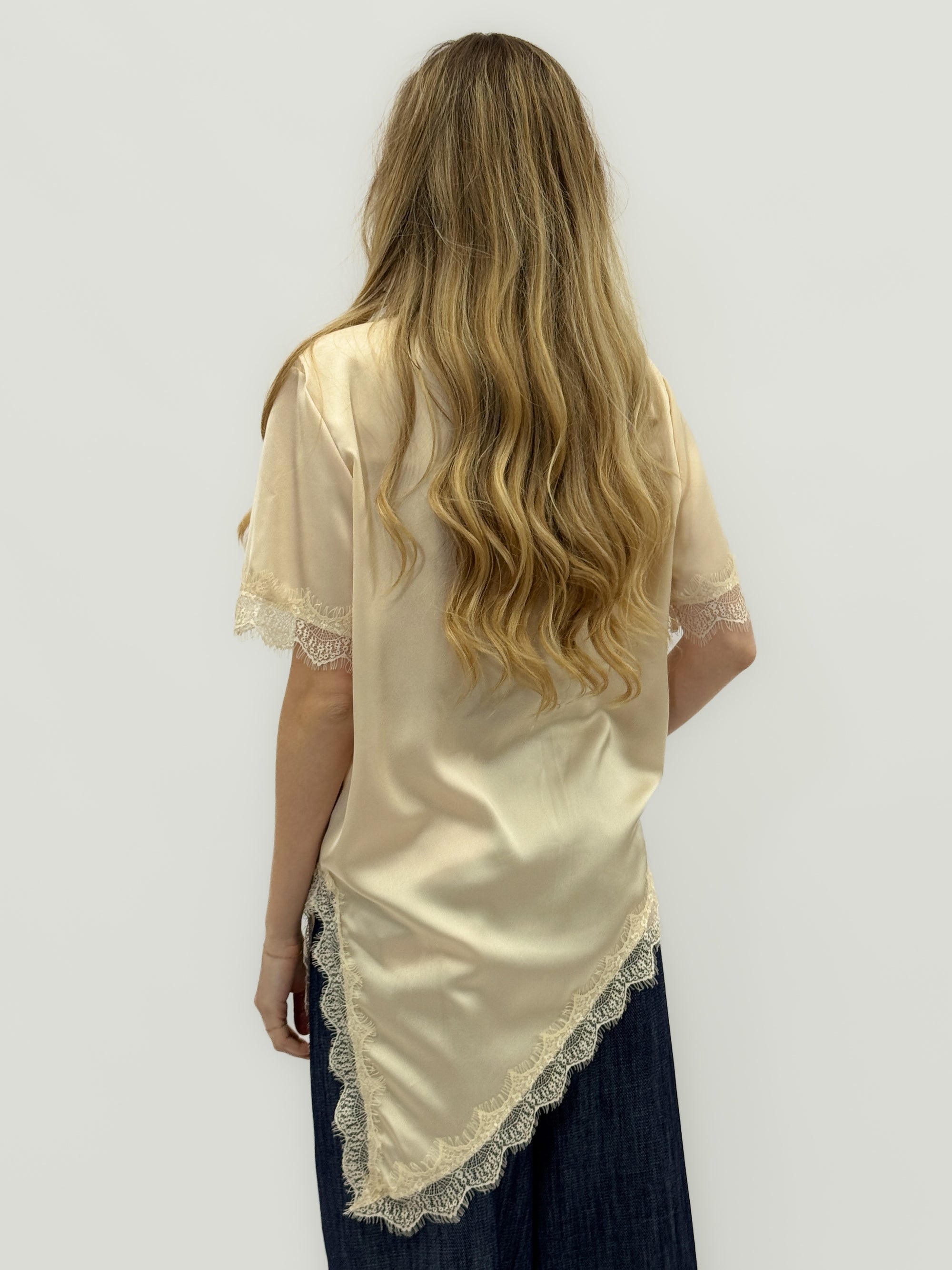 Blusa Satin con Pizzo – Elegante, Femminile e Raffinata